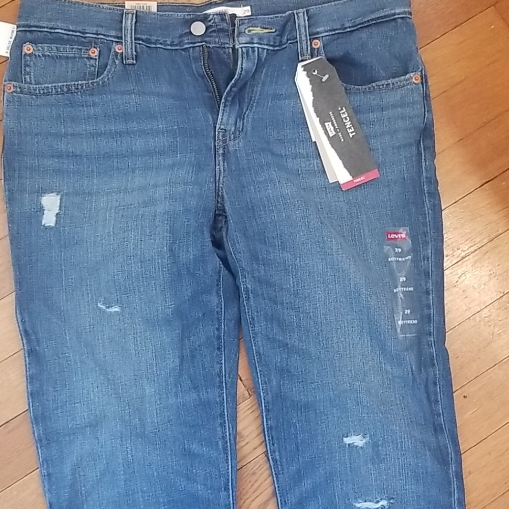 Levi's cropped distressed Boyfriend Jeans